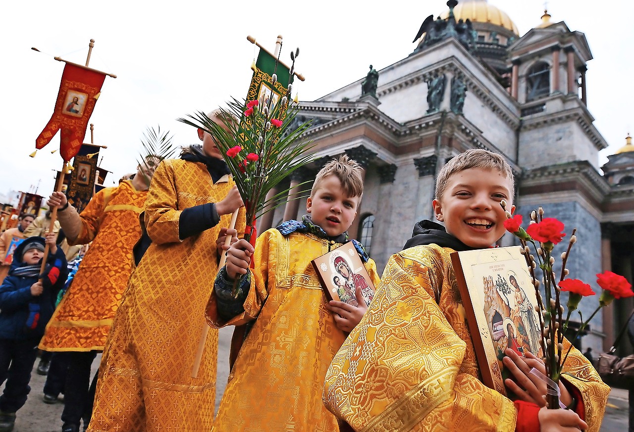 Пасха в россии 5 мая. Детский крестный ход в Исаакиевском соборе. Крестный ход у Исаакиевского собора.