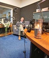 Geert Narinx (links): „Het Vredeslicht kan ook tijdens de radio-uitzending worden afgehaald in de studio.” © Els Agten