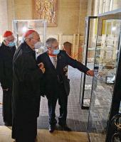 Lieven Gorissen leidt kardinaal Mamberti rond in het nieuwe museum. © Ignace de Corswarem