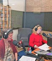 Els Agten (links) in de studio van Radio Maria in Leuven: „Vonkje vrede is een interactief radioprogramma.” © Bisdom Hasselt