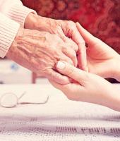 Niet ondanks, maar net dankzij hun verschillende levenswerelden kunnen oud en jong elkaar de hand reiken. © Image Select