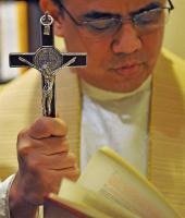 Priester Jose Francisco Syquia is de leidende exorcist van het aartsbisdom Manila en voert het project aan. © Belga Image