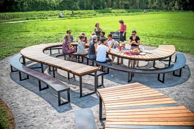 Vandaag staat op dezelfde plek een meanderende picknicktafel, een ideale ontmoetingsplek. © Provincie Vlaams-Brabant