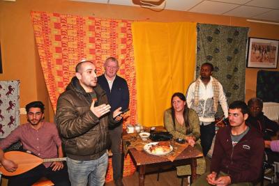 Tammam Faizi (tweede van links) vond een appartement dankzij Booms Welkom. © Boudewijn Goos