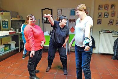 Ervaringsdeskundigen van Onder Ons in Sint-Truiden oefenen volop voor de voorstelling De woonknoop. © Peter van Meer