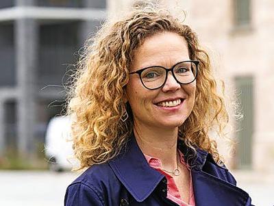 Virginie Platteau is cultuurjournalist en auteur van  Hoe luidt de stilte? (Letterwerk, 2021). Ze is ook  bestuurder van vzw Waerbeke.