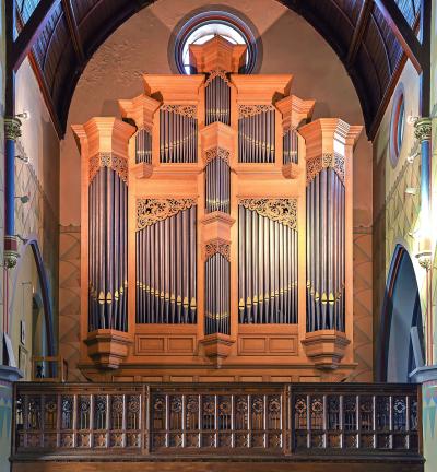 Het orgel van de Sint-Monulphus- en Gondulphuskerk in Achel werd dertig jaar geleden gebouwd, maar maakt gebruik van een eeuw ouder pijpwerk. © Luk Bastiaens