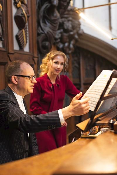 Organist Peter Van de Velde met Anastasiia Staroselska in de Antwerpse kathedraal. © Koen Broos