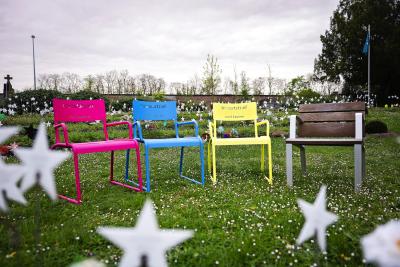 Bezoekers kunnen de stoelen plaatsen bij een geliefde die wordt gemist of op een plek met een bijzondere betekenis. © Stad Leuven