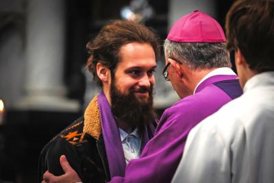 Jeffrey Schoenaers ontving bij de uitverkiezing en naamopgave van de catechumenen een paarse sjaal van hulpbisschop Koen Vanhoutte. In de paaswake ontvangt hij een witte sjaal. © Laurens Vangeel