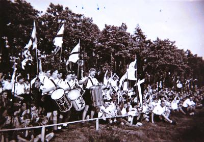 Met hun witte hemden vielen de jongens van Sint-Rochus Deurne op tijdens alle Chiro-bijeenkomsten, zoals hier de Meivaart 1949. © Archief De Witte Muur