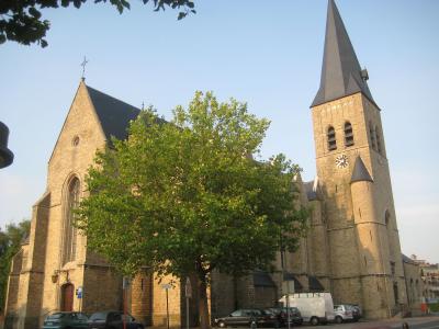 Met het Buurtival, dat deels doorgaat in de Heilige Familiekerk, wil de lokale parochiekern het gemeenschapsgevoel versterken. © Tijl Vereenooghe