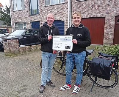 Yarle Verbeeck (links) en Bram Covens met de cheque die ze vorig jaar konden overhandigen aan Argos Assistance Dogs in Wijnegem. © Yarle Verbeeck