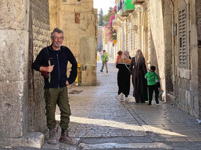 Marcel Schuurmans bij zijn aankomst aan de Leeuwenpoort, in de oude stad van Jeruzalem. © Marcel Schuurmans