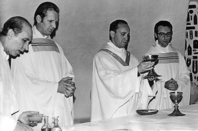 Dries Swinnen draagt de eucharistie op samen met Jorge Bergoglio. © RV