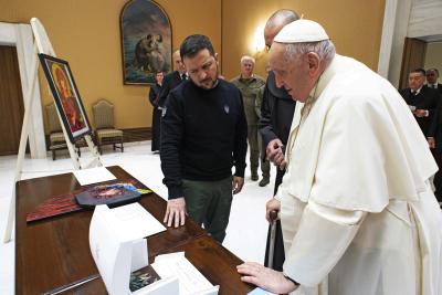 De Oekraïnse president Zelensky werd in mei vorig jaar ontvangen door paus Franciscus. Die gaf hem een bronzen olijftakje als symbool voor vrede. © KNA Bild