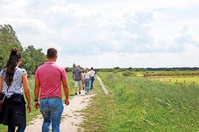 Jongeren kunnen onderling afspreken of gebruikmaken van een whatsappgroep om wandelbuddy’s te vinden. © Belga Image