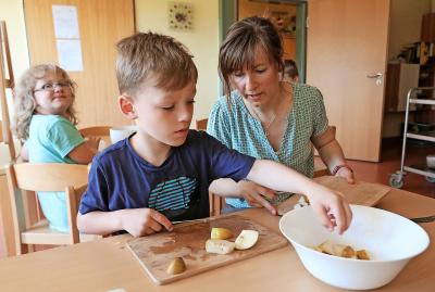Wanneer kinderen mee de maaltijd bereiden, zijn ze meer geneigd die ook lekker te vinden. © Bernd Wüstneck