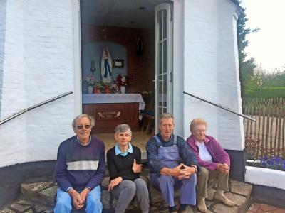 In het leven van Johny Soli (tweede van rechts) neemt het ‘Kapelleke op het Heike’ een bijzondere plaats in. © Filip Ceulemans