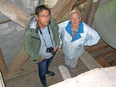 Jef Teugels (rechts) en Werner Wouters bestuderen een luidklok. © Jef Teugels