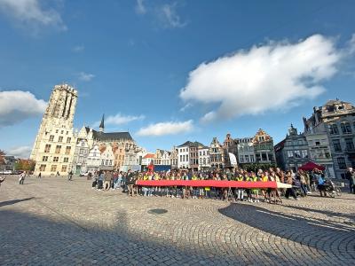 De Lage Drempel trekt in stoet met een potlood door Mechelen. © Daevy Amerlynck
