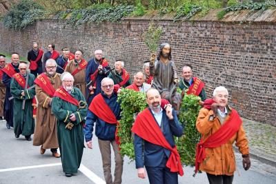 Twaalf apostelen volgen Christus op zijn tocht naar de Sint-Gorgoniuskerk. © Ann Raymaekers
