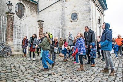 Hans Smeyers met jongeren in de abdij van Vlierbeek. © Luk Vanmaercke