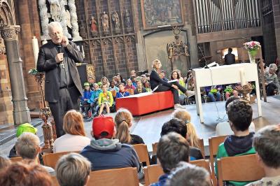 Mgr. Lemmens had een fijn contact met jongeren, zoals hier tijdens de Missiodag. © Hans Medart