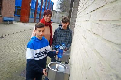 Lieve De Bast (achteraan links): „Leerlingen kunnen het hele jaar door hun drinkbus vullen aan de fonteintjes.” © Tony Dupont