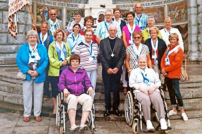 De groep van Onze-Lieve-Vrouw-Waver met in hun midden kardinaal De Kesel. © Photo Durand