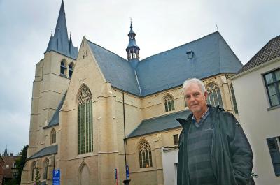 Paul Van Bets aan de kunsthistorische Sint-Janskerk in Mechelen. © Tony Dupont
