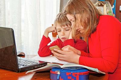 Met de laptop of via WhatsApp, huiswerk maken is niet altijd eenvoudig. © Shutterstock