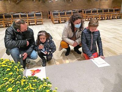 In de Emmaüskerk in Halle namen gezinnen rustig de tijd om in gesprek te gaan met elkaar. © Koen Desmecht