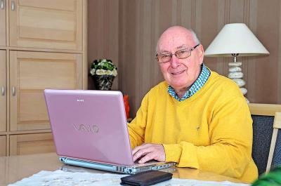Gilbert Vandervelpen helpt de digitale geletterdheid van senioren versterken. © Tony Dupont