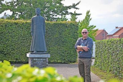 Auteur Koen Huybens bij het standbeeld van Pieter-Jozef Dergent in Gelrode. © Tony Dupont