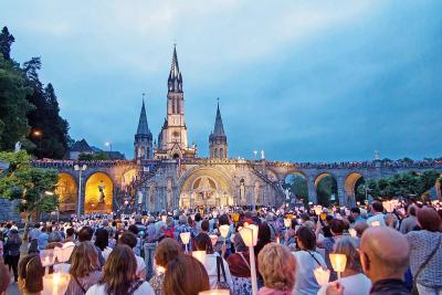 De lichtprocessie in Lourdes blijft voor velen een hoogtepunt. © DyziO/Shutterstock