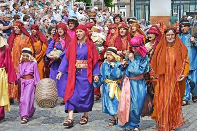 Deelnemers van alle leeftijden brengen op een kleurrijke manier Bijbelse taferelen tot leven. © vzw Hanswijk & Processie