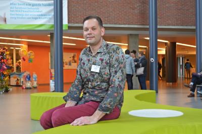 Jeffry De Keyser in de lobby van campus Sint-Jozef van het AZ Turnhout. © Erik De Smet
