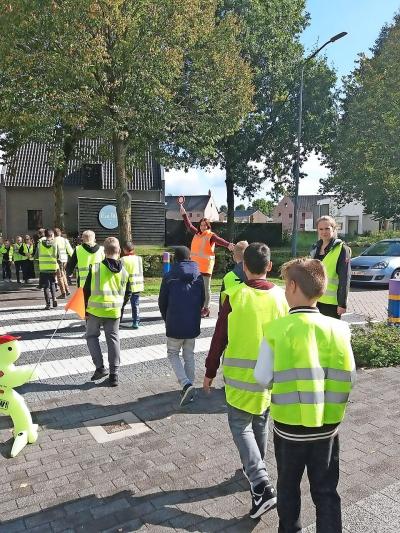Leerlingen van De Vlinder brengen de theorie in de praktijk in de straten van Baarle-Hertog. © Ingrid Van Esbroeck