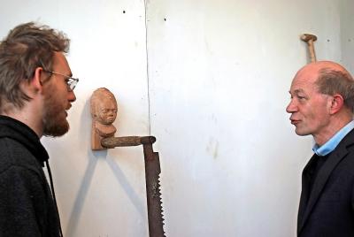Ad van Rosmalen (rechts) in gesprek met kunstenaar Jeffe De Brabandere. © Filip Ceulemans
