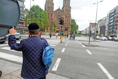 Door haar orthodoxe achtergrond is de Joodse bevolking visueel sterk aanwezig in het Antwerpse straatbeeld. © Katrien Mulder