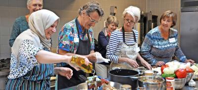 Het multiculturele koken kon bij de deelnemers rekenen op veel bijval. © Paul De Wit