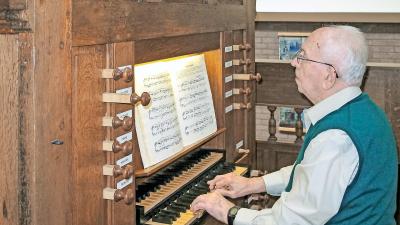 Jos Gys, die in 1966 het orgel als laatste bespeelde, probeert het instrument uit. © Gerrit Verhoeven