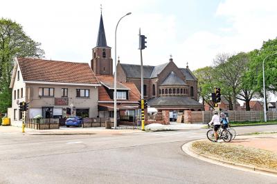 Vandaag heerst opnieuw een vredige sfeer rond de Sint-Hubertuskerk in Ten Aard. © Mia Uydens