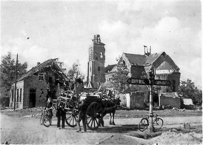 De Sint-Hubertuskerk in het Geelse gehucht Ten Aard werd tijdens de Slag om Geel haast volledig in puin geschoten. © Stadsarchief Geel/Willem Van Broeckhoven