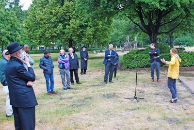 Vertegenwoordigers van alle in Antwerpen aanwezige religies luisteren naar de adviezen van Erika Vlieghe. © Filip Ceulemans