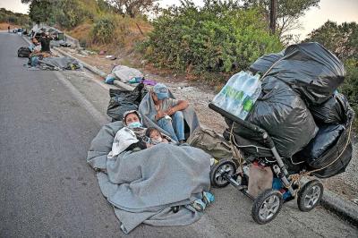 De schrijnende beelden uit kamp Moria op het Griekse Lesbos tonen aan dat aandacht voor vluchtelingen nodig blijft. © AFP