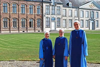 De zusters Magdalena, Maria Inês en Rafaëla voelen zich helemaal thuis in de abdij van Tongerlo. © Filip Ceulemans