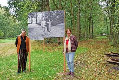 Elisabeth Ryelandt (links) bij een foto van Marina (rechts) en haar man Paul. © Filip Ceulemans