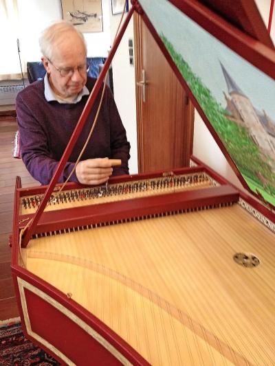 De bouw van een exacte kopie van een vierhonderd jaar oud instrument is een heus monnikenwerk. © Jef Van Boven